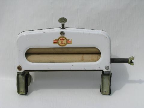 photo of vintage Handy Hot hand crank laundry sink wringer clean #1