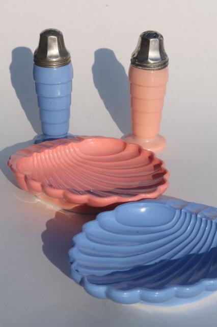 photo of vintage Hazel Atlas Moderntone pink & blue platonite S&P shakers, seashell shape ashtrays #1