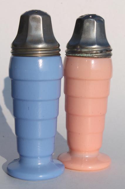 photo of vintage Hazel Atlas Moderntone pink & blue platonite S&P shakers, seashell shape ashtrays #2