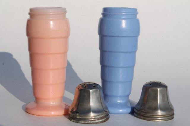 photo of vintage Hazel Atlas Moderntone pink & blue platonite S&P shakers, seashell shape ashtrays #3