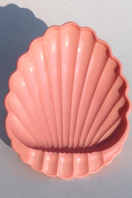 photo of vintage Hazel Atlas Moderntone pink & blue platonite S&P shakers, seashell shape ashtrays #7