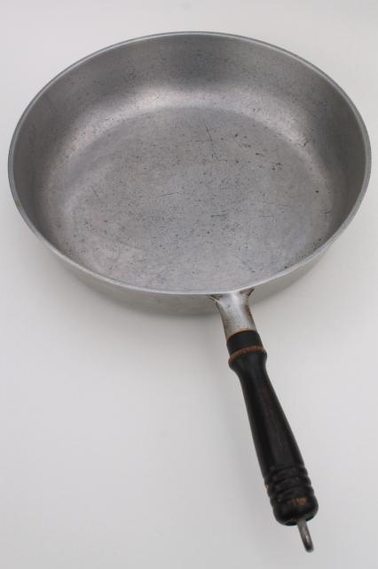 photo of vintage Household Institute cast aluminum skillet or chicken frying pan w/ old wood handle #2