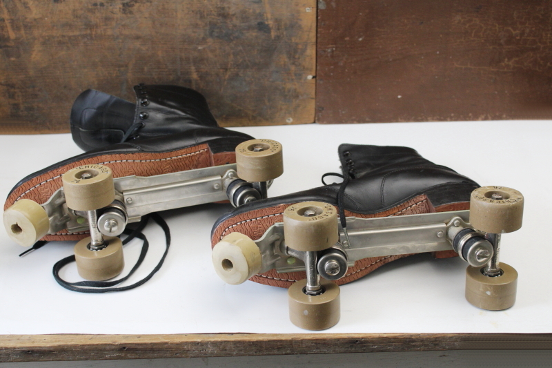 photo of vintage Hyde Chicago roller skates mens size 11, black leather boots, good wheels, carrying case  #8