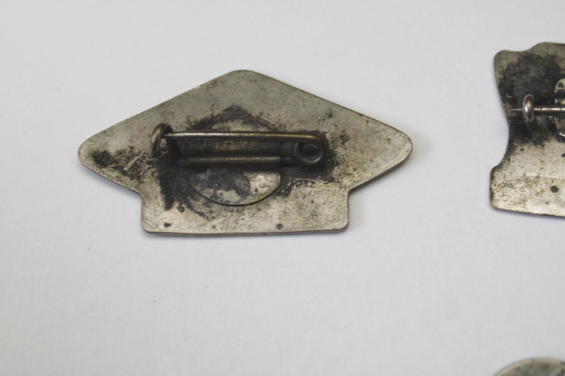 photo of vintage Illinois licensed chauffeur registration tag pin back badges 1928 1929 1933 1939 prohibition era  #3