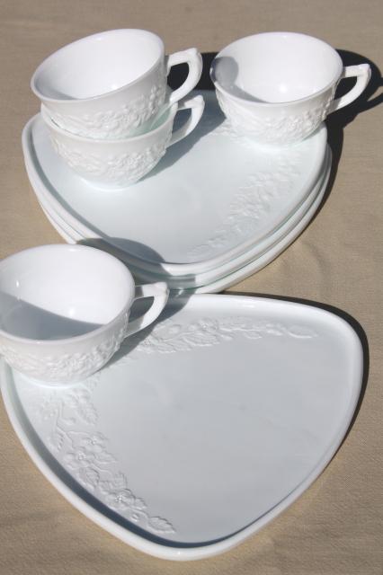 photo of vintage Indiana milk glass snack sets, triangular tray plates & tea cups in original box #2