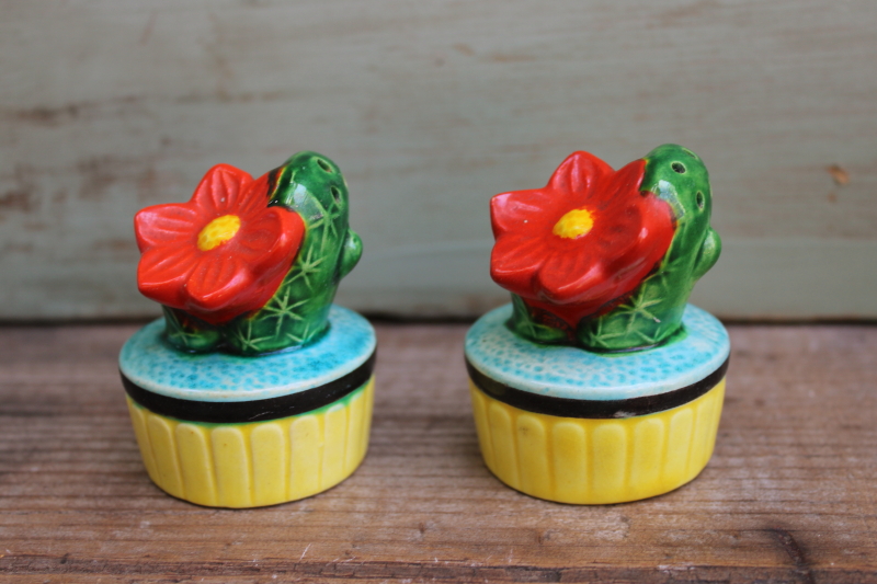 photo of vintage Japan hand painted ceramic cactus salt & pepper shakers blooming cacti #4