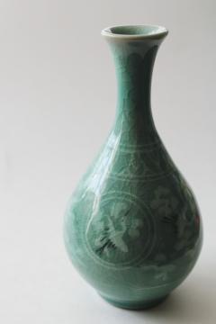 catalog photo of vintage Korea celedon green vase, bud vase shape w/ cranes design crackle glaze ceramic