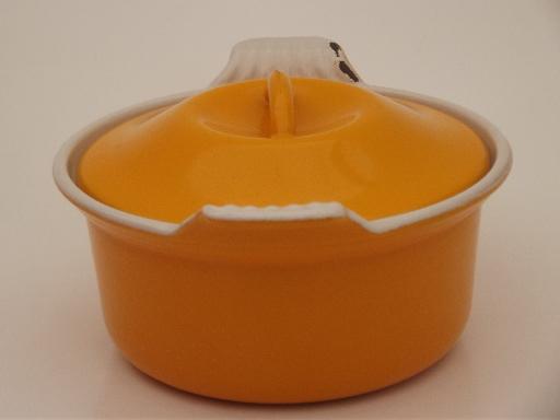 photo of vintage Le Creuset citron  gold casserole w/ lid, 2 cup dutch oven #4