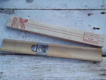 catalog photo of vintage Lee's sweet corn cutter in box, cut kernels from corn on the cob