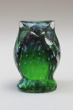 catalog photo of vintage Lefton art glass owl paperweight, controlled bubbles clear cased green glass