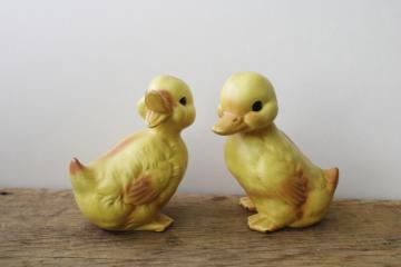 catalog photo of vintage Lefton figurines, yellow baby ducks for Easter decor, ceramic ducklings 