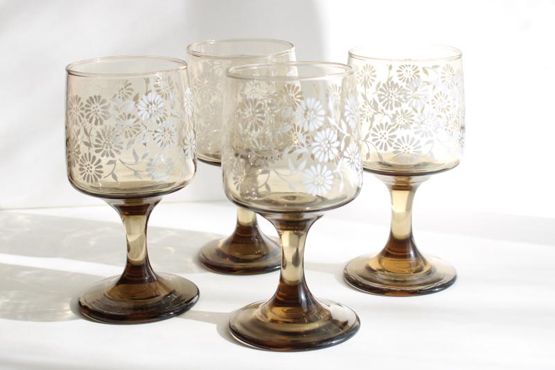 photo of vintage Libbey smoke brown wine glasses, tawny Impromptu w/ white daisy flowers #1