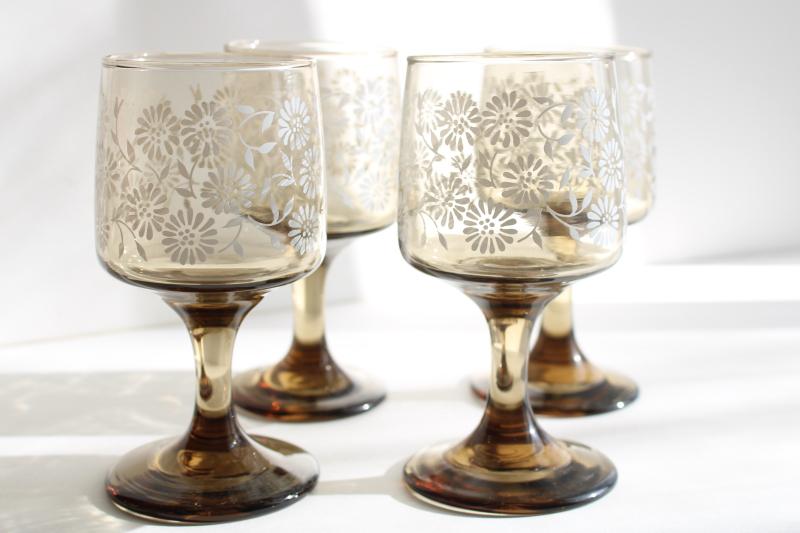 photo of vintage Libbey smoke brown wine glasses, tawny Impromptu w/ white daisy flowers #2