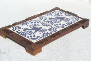 catalog photo of vintage Mexican pottery tile trivet, blue & white ceramic tile tray w/ rustic wood frame