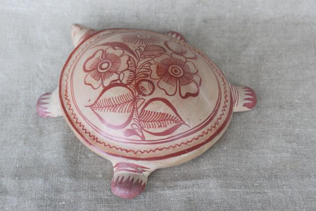 photo of vintage Mexican pottery turtle, burnished clay w/ henna colored painted flowers #6
