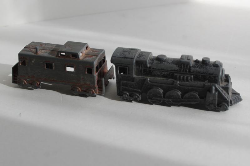 photo of vintage Midgetoys Rockford Illinois die cast metal Midge toy train engine & caboose #1