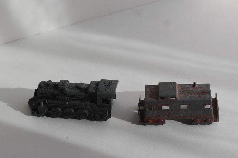 photo of vintage Midgetoys Rockford Illinois die cast metal Midge toy train engine & caboose #3