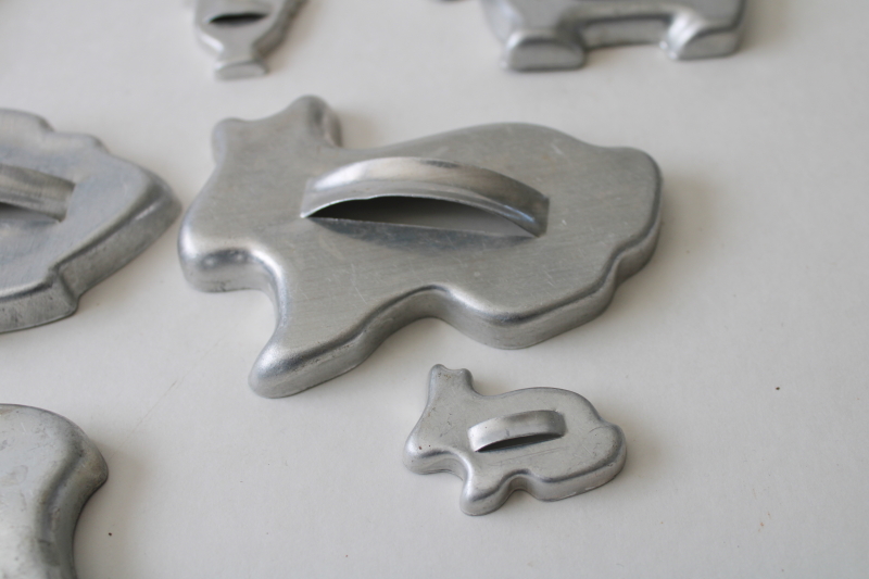 photo of vintage Mirro aluminum cookie cutters, tiny chicken & bunny, large rabbit & animals #4