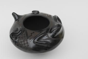 catalog photo of vintage Native American Mata Ortiz pottery large pot frog black ware clay artist signed