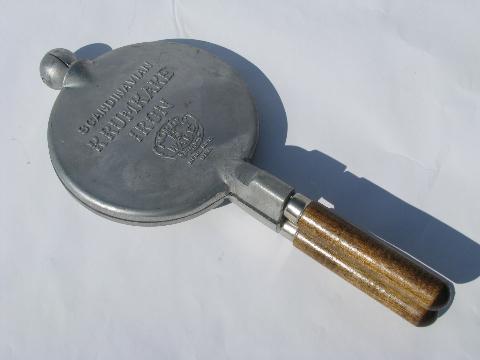 photo of vintage NordicWare Scandinavian Krumkake iron, to make Swedish waffle cookies #2