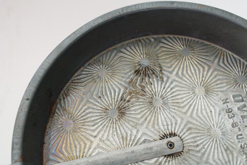 photo of vintage Ovenex embossed starburst texture bakeware, round cake pan w/ slide release #2