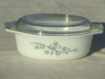 catalog photo of vintage Pyrex casserole, mystery pattern, green starflower & grasses spray