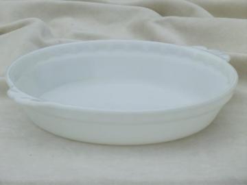 catalog photo of vintage Pyrex milk glass pie pan, flavor saver pie plate in plain white