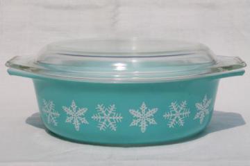 catalog photo of vintage Pyrex oval casserole, 1 1/2 qt baking pan retro aqua turquoise w/ snowflakes