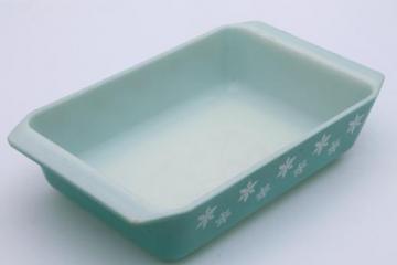 catalog photo of vintage Pyrex rectangular baking pan, blue & white snowflake pattern