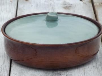 catalog photo of vintage Red Wing Village Green large casserole round baking dish w/ lid