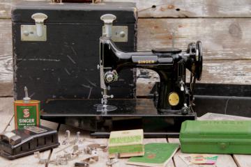 catalog photo of vintage Singer featherweight sewing machine, 1946 Singer 221-1  portable w/ case & attachments