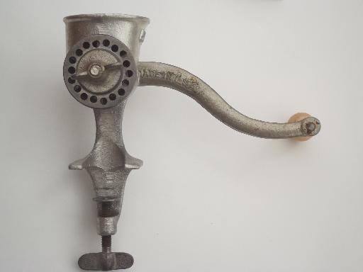 photo of vintage Universal No. 1551 hand crank food chopper meat grinder #3