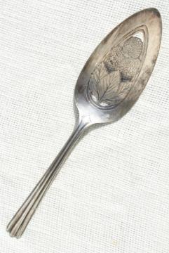 catalog photo of vintage Wallace silver Luxor plate cake or pie server, strawberry pattern