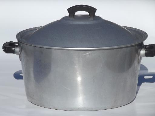 photo of vintage Wear-Ever aluminum dutch oven or camp kettle, huge old 8 qt pot #1