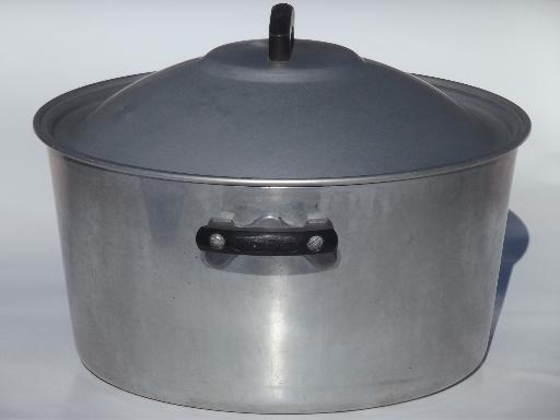 photo of vintage Wear-Ever aluminum dutch oven or camp kettle, huge old 8 qt pot #2