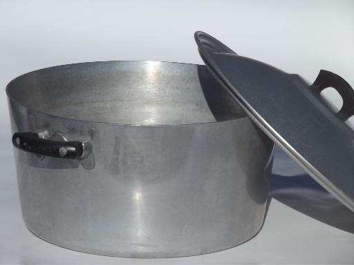 photo of vintage Wear-Ever aluminum dutch oven or camp kettle, huge old 8 qt pot #3