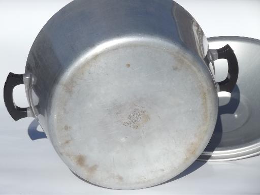 photo of vintage Wear-Ever aluminum dutch oven or camp kettle, huge old 8 qt pot #5