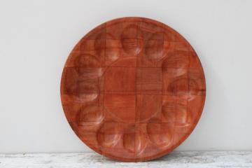 catalog photo of vintage Weavewood type round serving tray, woven wood deviled egg plate, retro kitchen or picnic ware 