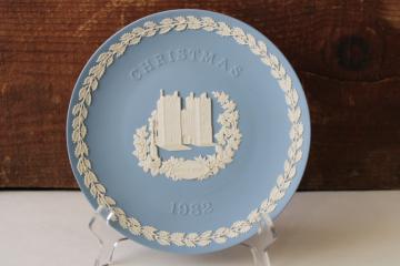 catalog photo of vintage Wedgwood blue & white jasperware plate, Christmas holly border Lambeth Palace