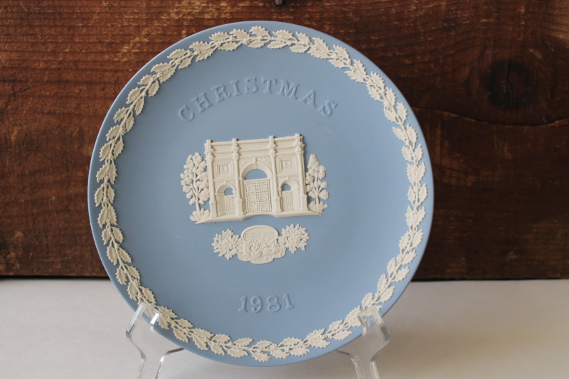 photo of vintage Wedgwood blue & white jasperware plate, Christmas holly border Marble Arch #5