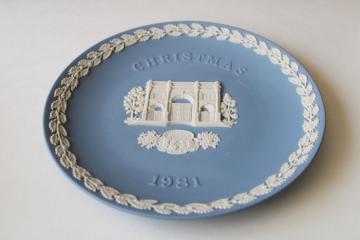 catalog photo of vintage Wedgwood blue & white jasperware plate, Christmas holly border Marble Arch