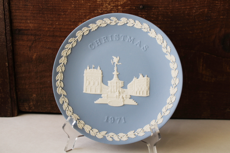 photo of vintage Wedgwood blue & white jasperware plate, Christmas holly border Piccadilly Circus #1