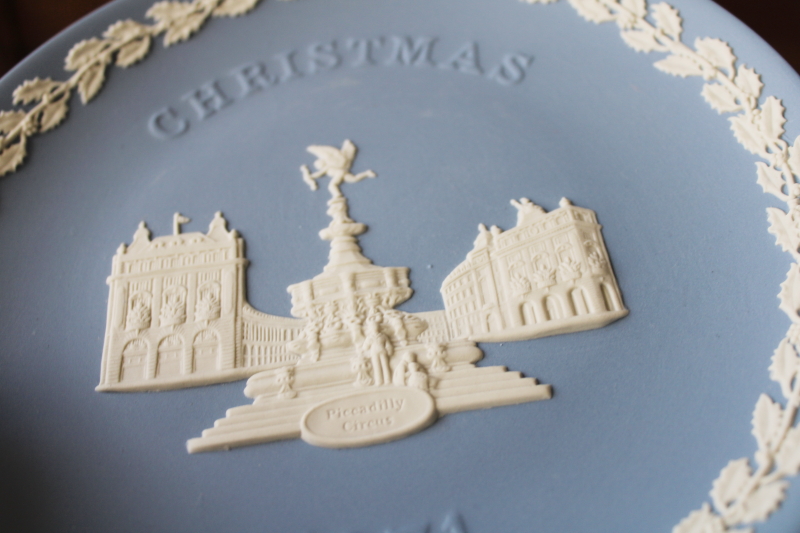 photo of vintage Wedgwood blue & white jasperware plate, Christmas holly border Piccadilly Circus #2