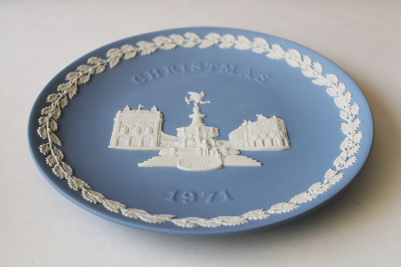 photo of vintage Wedgwood blue & white jasperware plate, Christmas holly border Piccadilly Circus #5