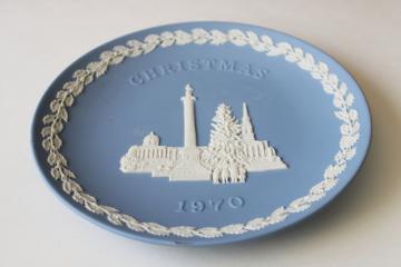 catalog photo of vintage Wedgwood blue & white jasperware plate, Christmas holly border Trafalgar Square