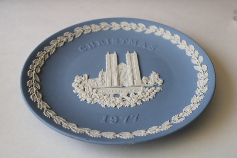 photo of vintage Wedgwood blue & white jasperware plate, Christmas holly border Westminster Abbey #5