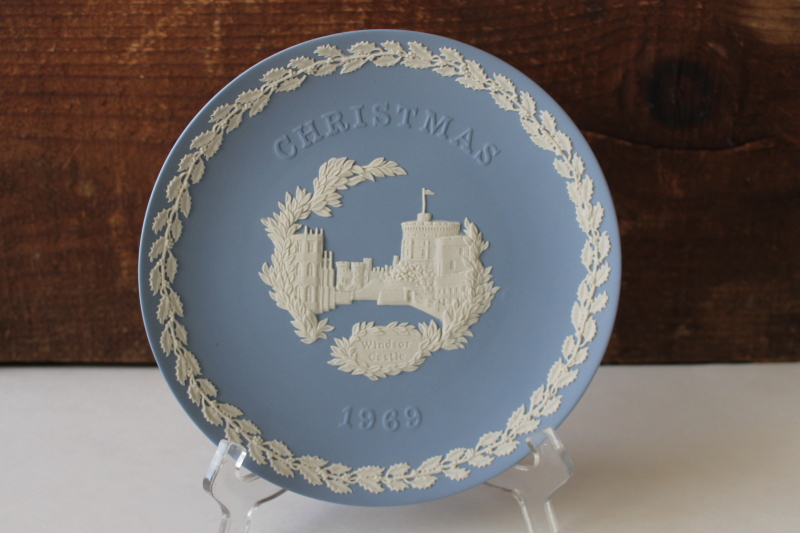 photo of vintage Wedgwood blue & white jasperware plate, Christmas holly border Windsor Castle #5