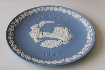 catalog photo of vintage Wedgwood blue & white jasperware plate, Christmas holly border Windsor Castle