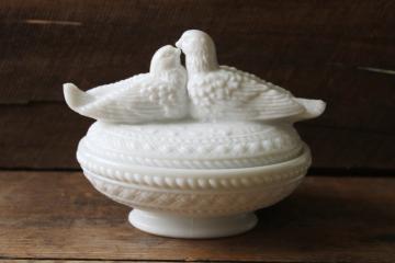 catalog photo of vintage Westmoreland milk glass doves on nest covered dish, candy dish wedding decor 