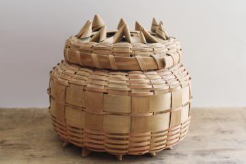 catalog photo of vintage Winnebago basket, round sewing box w/ curly ash feet & crown lid